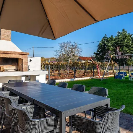 Сasa de vacaciones Amazing In With Heated Swimming Pool Gajana