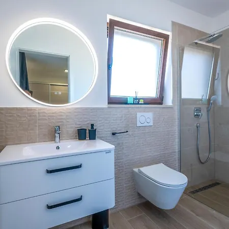Amazing In With Heated Swimming Pool Сasa de vacaciones Gajana