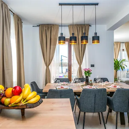 Vakantiehuis Amazing In With Heated Swimming Pool Gajana