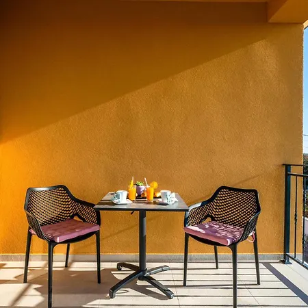 Amazing In With Heated Swimming Pool Vakantiehuis