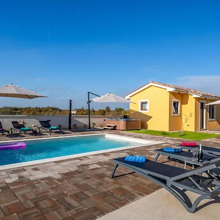Amazing In With Heated Swimming Pool Vakantiehuis *
